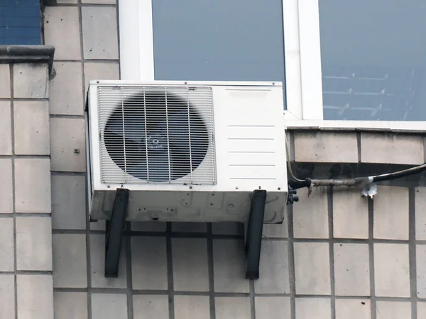 Stary Zewnętrzny Klimatyzator Elewacji Domu — Zdjęcie stockowe