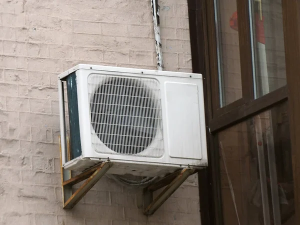 Old Outdoor Air Conditioning Unit Facade House — Stock Photo, Image