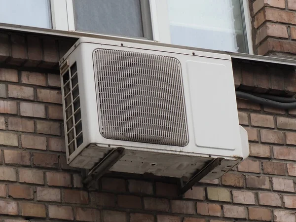 房子正面的旧室外空调机 — 图库照片