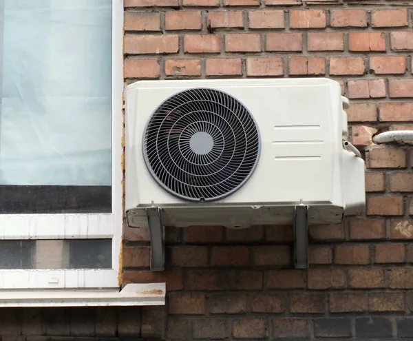 Régi Kültéri Légkondicionáló Egység Ház Homlokzatán — Stock Fotó