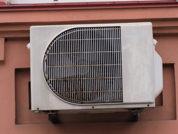 Old Outdoor Air Conditioning Unit Facade House — Stock Photo, Image