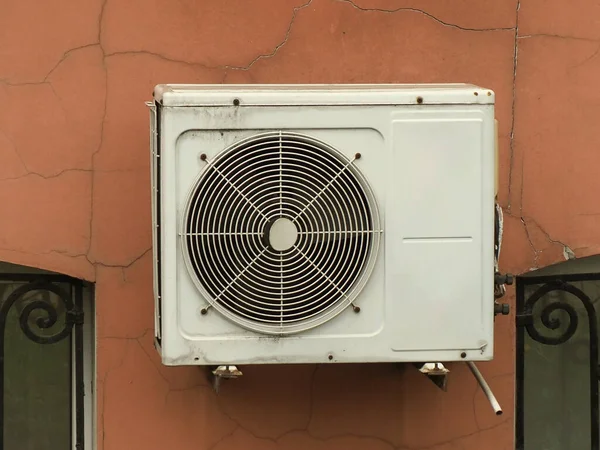 Old Outdoor Air Conditioning Unit Facade House — Stock Photo, Image