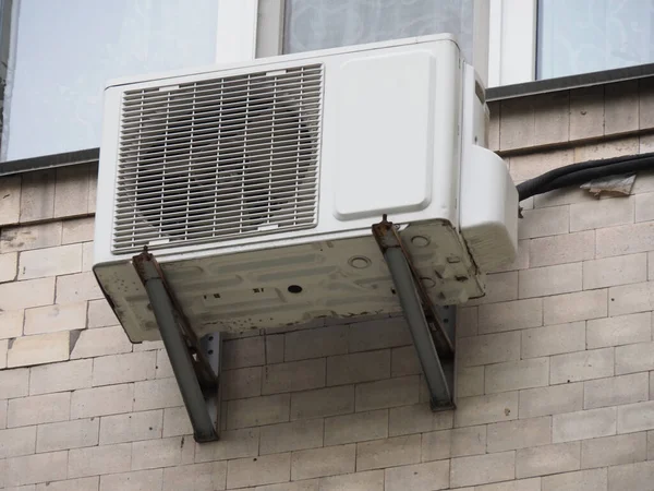 Old Outdoor Air Conditioning Unit Facade House — Stock Photo, Image