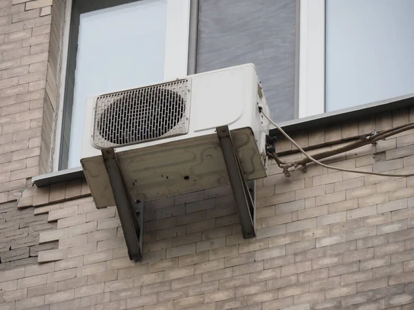 Old Outdoor Air Conditioning Unit Facade House — Stock Photo, Image