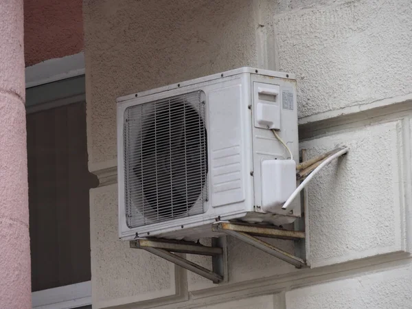 家の正面にある古い屋外空調ユニット — ストック写真