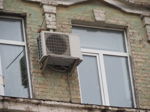 Old Outdoor Air Conditioning Unit Facade House — Stock Photo, Image