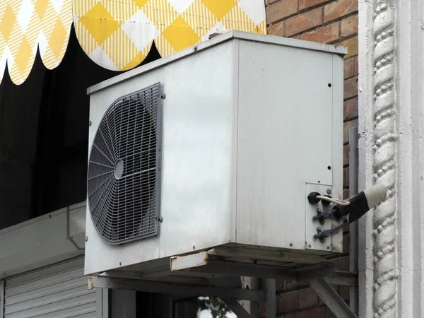 Old Outdoor Air Conditioning Unit Facade House — Stock Photo, Image