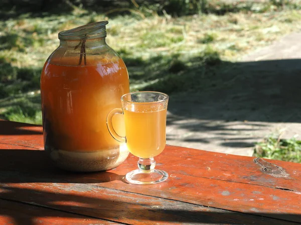 Pan Kvass Con Malta Menta Frasco Vidrio Iluminado Por Sol —  Fotos de Stock