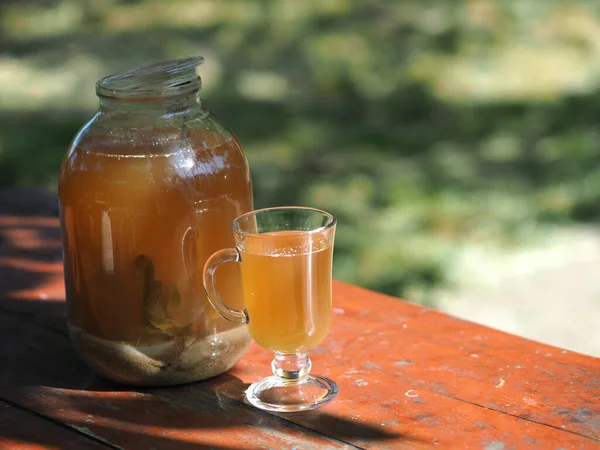 Pane Kvass Con Malto Menta Barattolo Vetro Illuminato Dal Sole — Foto Stock