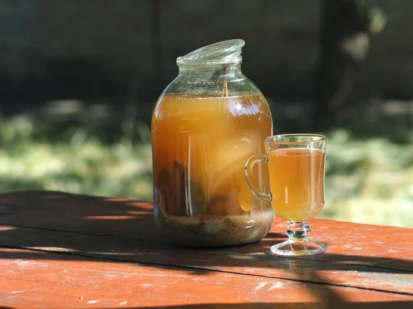 Bröd Kvass Med Malt Och Mynta Glasburk Upplyst Solen — Stockfoto