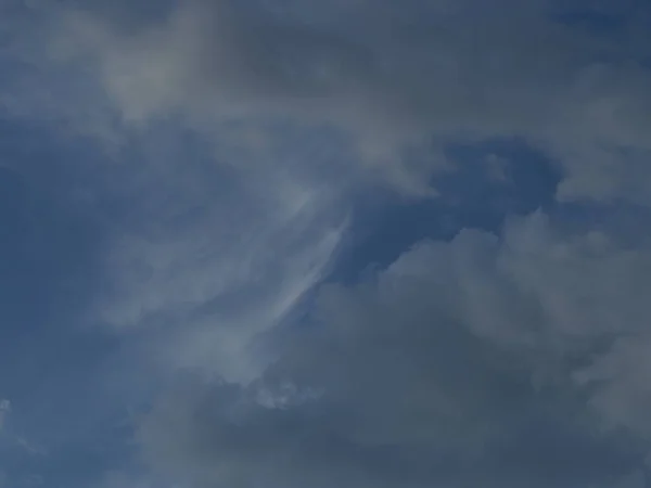 Nubes Blancas Grises Con Destellos Cielo Azul —  Fotos de Stock