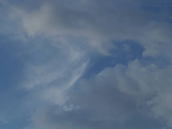 Fehér Szürke Felhők Kék Égboltra Pillantva — Stock Fotó