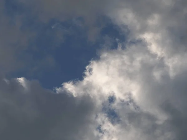 Білі Сірі Хмари Проблисками Блакитного Неба — стокове фото