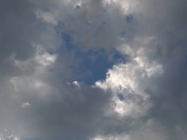 Nuvens Brancas Cinzentas Com Vislumbres Céu Azul — Fotografia de Stock