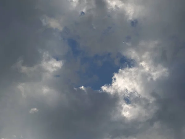 Białe Szare Chmury Przebłyskami Błękitnego Nieba — Zdjęcie stockowe