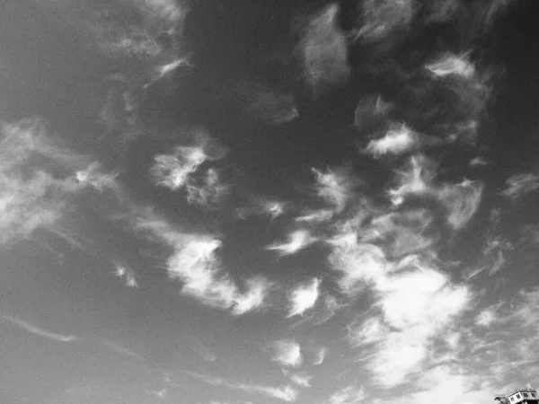 Foto Preto Branco Céu Azul Com Nuvens Brancas — Fotografia de Stock