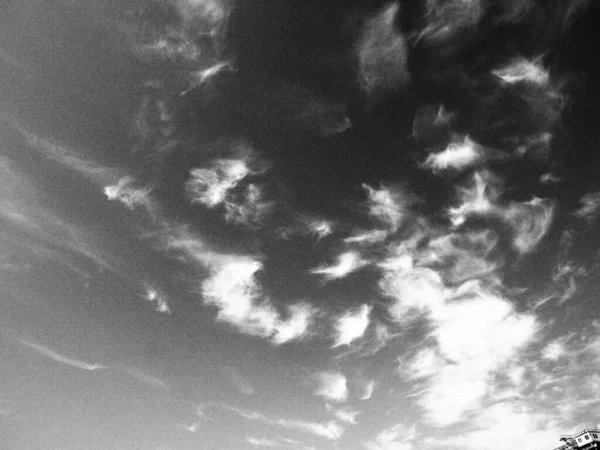 Czarno Białe Zdjęcie Błękitnego Nieba Białymi Chmurami — Zdjęcie stockowe