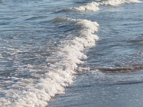 Deniz Kıyısında Köpüren Dalgalar — Stok fotoğraf