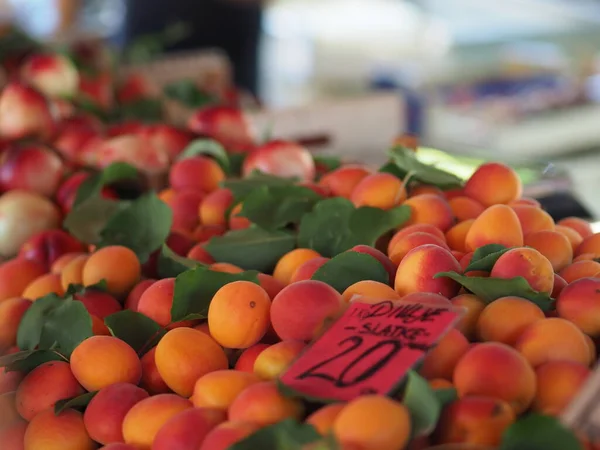 Geplukte Rijpe Perziken Met Groene Bladeren Toonbank Van Een Dorpsmarkt — Stockfoto