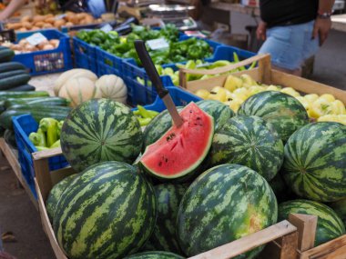 Olgun çiftlik karpuzu Köy panayırında tatmak için kesilmiş
