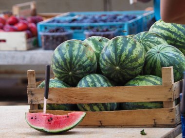 Olgun çiftlik karpuzu Köy panayırında tatmak için kesilmiş