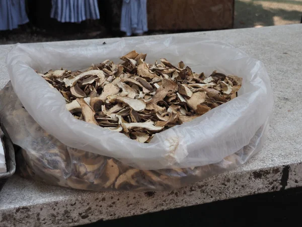 Irisan Jamur Putih Kering Meja Pasar Pedesaan — Stok Foto