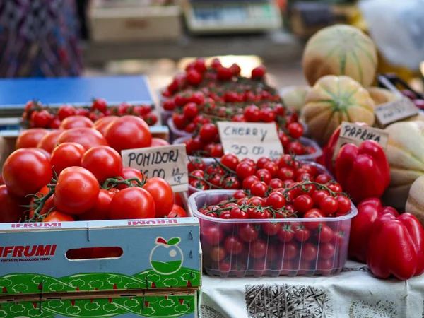 Tomates Agrícolas Maduros Tomates Cereja Páprica Vermelha Caixas Madeira Vendidas — Fotografia de Stock