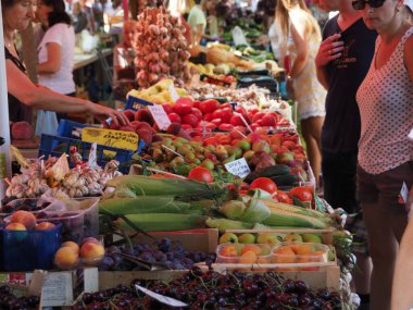 Hırvatistan, Medulin, 24 Temmuz 2019: Kırsal Akdeniz fuarının tezgahında olgunlaşmış çiftlik meyveleri ve sebzeleri