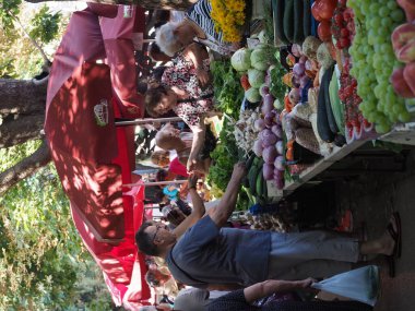 Hırvatistan, Medulin, 24 Temmuz 2019: Kırsal Akdeniz fuarının tezgahında olgunlaşmış çiftlik meyveleri ve sebzeleri