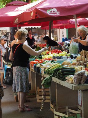 Hırvatistan, Medulin, 24 Temmuz 2019: Kırsal Akdeniz fuarının tezgahında olgunlaşmış çiftlik meyveleri ve sebzeleri