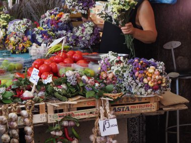 Hırvatistan, Medulin, 24 Temmuz 2019: Kırsal Akdeniz fuarının tezgahında olgunlaşmış çiftlik meyveleri ve sebzeleri