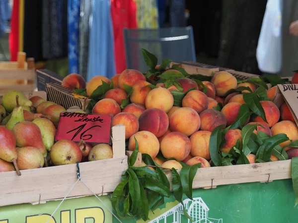 Croácia Medulin Julho 2019 Pêras Pêssegos Maduros Caixas Madeira Balcão — Fotografia de Stock