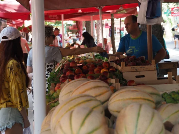 克罗地亚 梅里京 2019年7月24日 一个村庄集市柜台上的成熟瓜果 — 图库照片