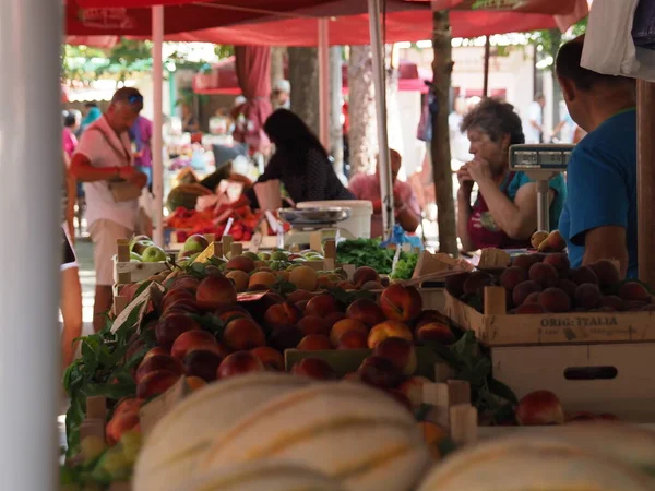 Croácia Medulin Julho 2019 Melões Fazenda Maduros Balcão Uma Feira — Fotografia de Stock