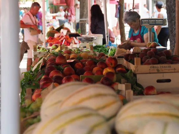 Croácia Medulin Julho 2019 Melões Fazenda Maduros Balcão Uma Feira — Fotografia de Stock