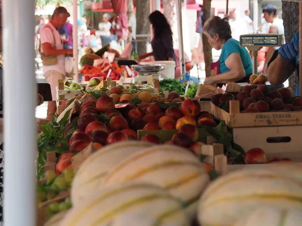 Croácia Medulin Julho 2019 Melões Fazenda Maduros Balcão Uma Feira — Fotografia de Stock