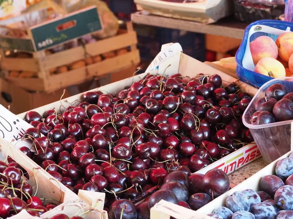 Croácia Medulin Julho 2019 Cerejas Maduras Caixas Madeira Balcão Feira — Fotografia de Stock