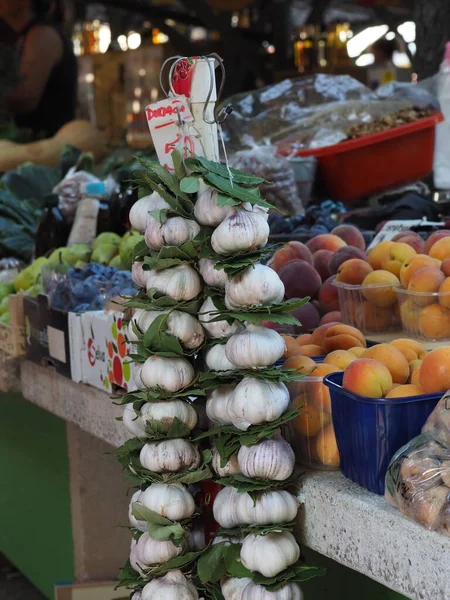 Croazia Medulin Luglio 2019 Mazzo Teste Aglio Fattoria Sul Bancone — Foto Stock