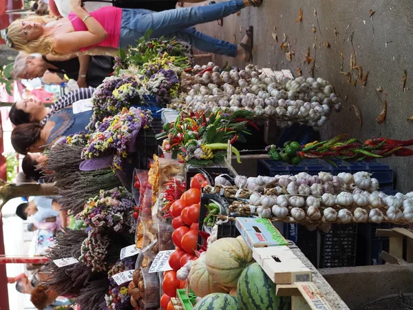 Croazia Medulin Luglio 2019 Mazzo Teste Aglio Fattoria Sul Bancone — Foto Stock