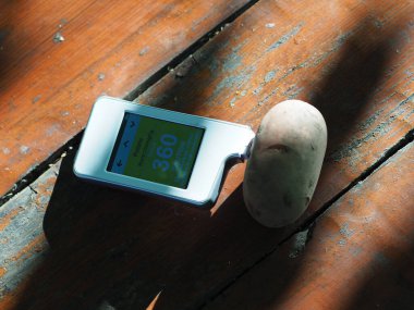 Patatesin içindeki nitrat konsantrasyonunu ölçüyor.