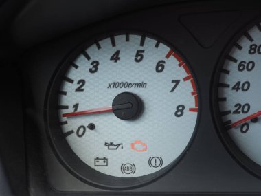 Etkin motor tanılama göstergesine sahip taktik araç paneli