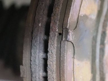 Arabanın ön tekerleğindeki eski fren yastıklarının yerine.