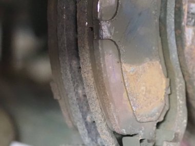 Arabanın ön tekerleğindeki eski fren yastıklarının yerine.