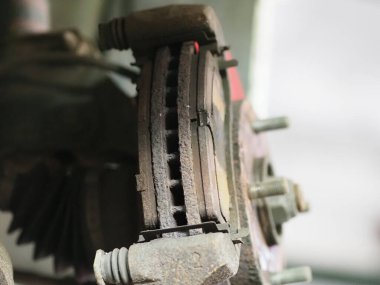 Arabanın ön tekerleğindeki eski fren yastıklarının yerine.