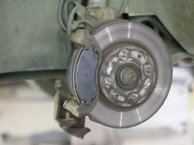 Arabanın ön tekerleğindeki eski fren yastıklarının yerine.