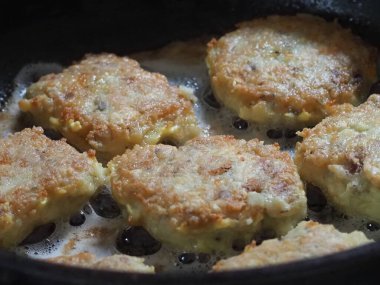 Tavada ev yapımı pirzola pişirmek.