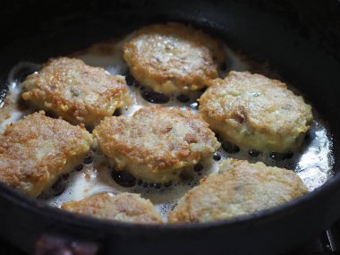 Tavada ev yapımı pirzola pişirmek.