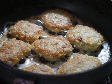 Tavada ev yapımı pirzola pişirmek.