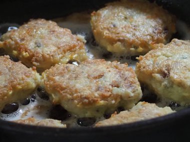 Tavada ev yapımı pirzola pişirmek.