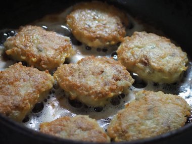 Tavada ev yapımı pirzola pişirmek.